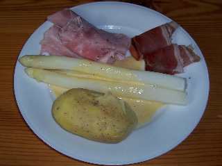 Spargel und neue
Kartoffeln mit Schinken und Sauce Hollandaise